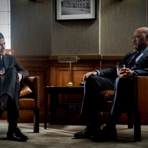La cena delle spie: Chris Pine e Laurence Fishburne in una scena