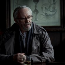 La cena delle spie: Jonathan Pryce in una scena