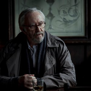 La cena delle spie: Jonathan Pryce in una scena