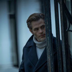 La cena delle spie: Chris Pine in una scena