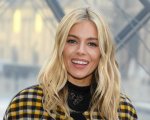 Sienna Miller ammette: 'Interpretare una moglie tradita mi ha fatto rivivere lo scandalo con Jude Law'