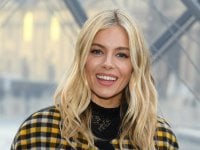 Sienna Miller ammette: 'Interpretare una moglie tradita mi ha fatto rivivere lo scandalo con Jude Law'