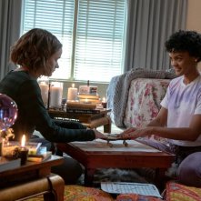 The In Between - Non ti perderò: Joey Jing e Celeste O'Connor in una scena