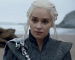 Emilia Clarke entusiasma i fan posando con i draghi nel suo ultimo post (FOTO)