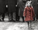 L'ex bambina col cappotto rosso di Schindler's List, Oliwia Dabrowska, ora aiuta i rifugiati ucraini