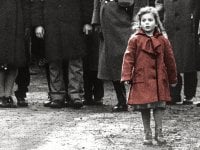 L'ex bambina col cappotto rosso di Schindler's List, Oliwia Dabrowska, ora aiuta i rifugiati ucraini