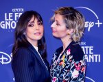 Le fate ignoranti, il bacio tra Ambra Angiolini e Anna Ferzetti sul red carpet (VIDEO)