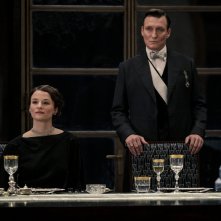 Animali Fantastici - I segreti di Silente: Oliver Masucci, Valerie Pachner in una scena