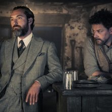 Animali Fantastici - I segreti di Silente: Jude Law e Richard Coyle in una scena