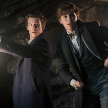 Animali Fantastici - I segreti di Silente: Eddie Redmayne con Callum Turner in una scena