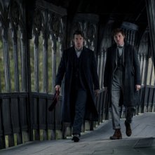 Animali Fantastici - I segreti di Silente: Callum Turner e Eddie Redmayne in una scena