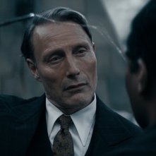 Animali Fantastici - I segreti di Silente: Mads Mikkelsen in una scena del film