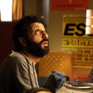 Ali & Ava - Storia di un incontro: Adeel Akhtar in una scena