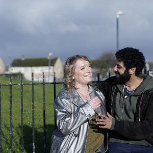 Ali & Ava - Storia di un incontro: Adeel Akhtar e Claire Rushbrook in una scena