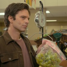 Fresh: un primo piano di Sebastian Stan al supermercato