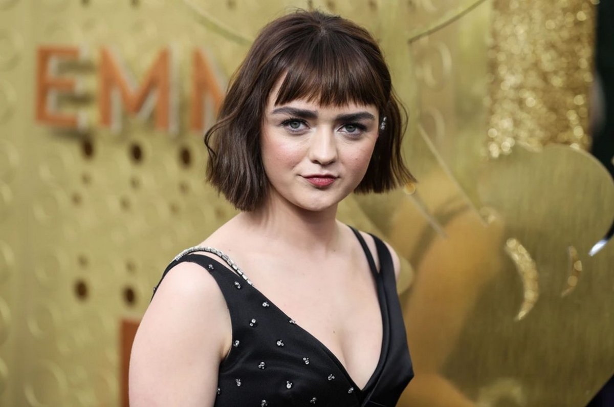 Pistol Maisie Williams Ha Indossato Un Top Senza Reggiseno All