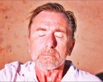 Sundown, l’attore Tim Roth: “Amo l’anarchia dalla mia carriera: la devo al non essere bello”