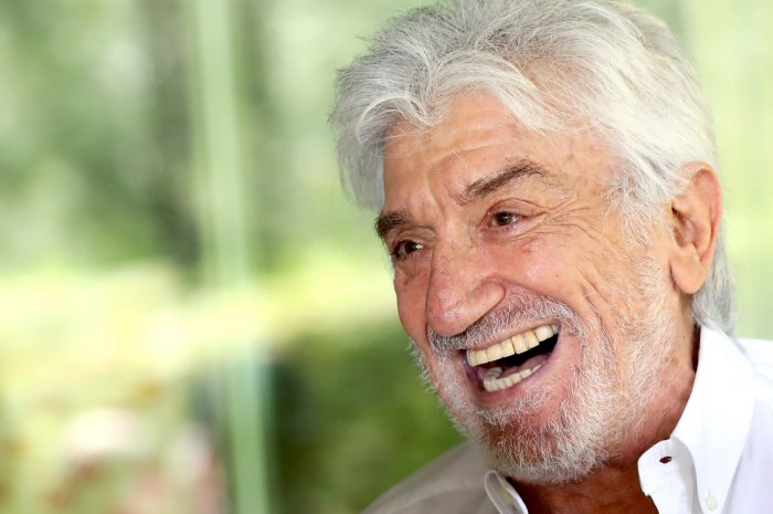 Gigi Proietti e il Cavaliere Nero: uno dei più famosi sketch del mattatore romano (VIDEO)