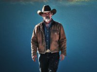 Outer Range, la recensione: Josh Brolin è il patriarca della serie che mescola Yellowstone e Stephen King