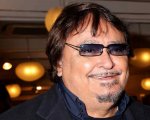 Umberto Smaila parla dei suoi incontri VIP, dai duetti con Berlusconi alla foto con Elton John