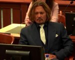 Johnny Depp ride in aula a causa di un bizzarro messaggio hot alla sua infermiera