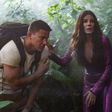 The Lost City: Sandra Bullock e Channing Tatum in una scena nella foresta