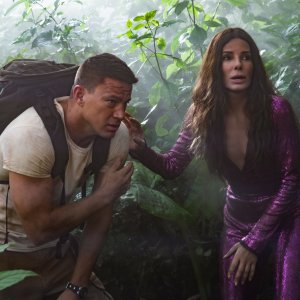 The Lost City: Sandra Bullock e Channing Tatum in una scena nella foresta