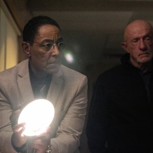 Better Call Saul 6: Giancarlo Esposito e Jonathan Banks in una scena dell'ultima stagione della serie
