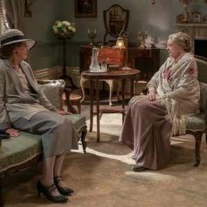Downton Abbey II - Una nuova Era: Penelope Wilton, Maggie Smith in una scena del film