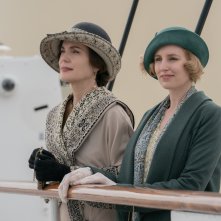 Downton Abbey II - Una nuova Era: Laura Carmichael, Elizabeth McGovern in una scena del film