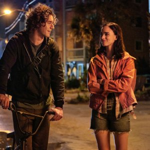 Ti giro intorno: Belmont Cameli e Emma Pasarow in una scena