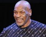 Mike Tyson colpisce un uomo su un aereo, il video è virale