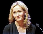 J.K. Rowling: una scrittrice trans ha pubblicato un libro in cui “uccide” l’autrice di Harry Potter