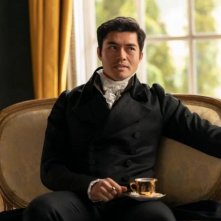 Persuasione: Henry Golding in una scena