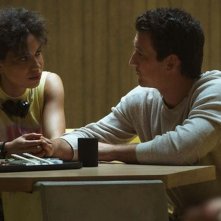 Spiderhead: Jurnee Smollet e Miles Teller in una scena