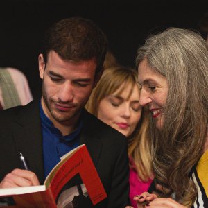 Arthur Rambo - Il blogger maledetto: Rabah Nait Oufella mentre firma autografi