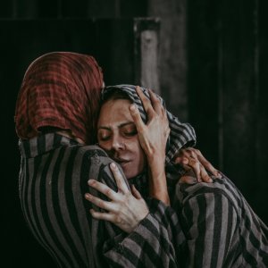 Bocche inutili: Morena Gentile e Anna Gargano in una scena del film