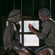 Bocche inutili: Margot Sikabonyi e Nina Torresi in una scena del film