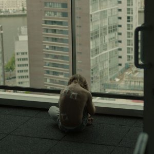 Fragile: Neathan van der Gronden in una scena del film