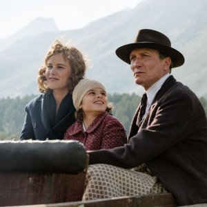 Quando Hitler rubò il coniglio rosa: Oliver Masucci, Carla Juri, Riva Krymalowski in una scena