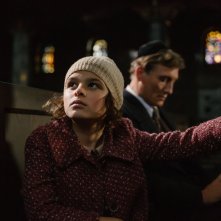 Quando Hitler rubò il coniglio rosa: Oliver Masucci e Riva Krymalowski in una scena