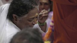 Amma's Way - Un Abbraccio Al Mondo - Clip (3)