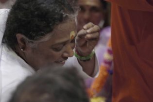Amma's Way - Un Abbraccio Al Mondo - Clip (3)