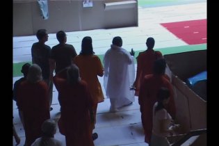 Amma's Way - Un Abbraccio Al Mondo - Clip (2)