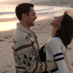 I Love America: Sophie Marceau con Colin Woodell in una scena del film