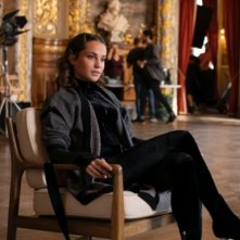 Irma Vep: Alicia Vikander in una scena