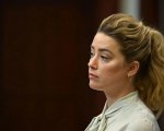 Johnny Depp: Amber Heard viene fischiata dai fan dell'attore mentre lascia il tribunale (VIDEO)
