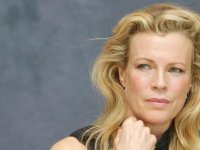 Kim Basinger: 'Ho dovuto imparare di nuovo a guidare dopo anni chiusa in casa per via dell'agorafobia'