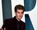 Andrew Garfield spiega una foto diventata virale: 'Stavo mandando messaggi durante gli Oscar'