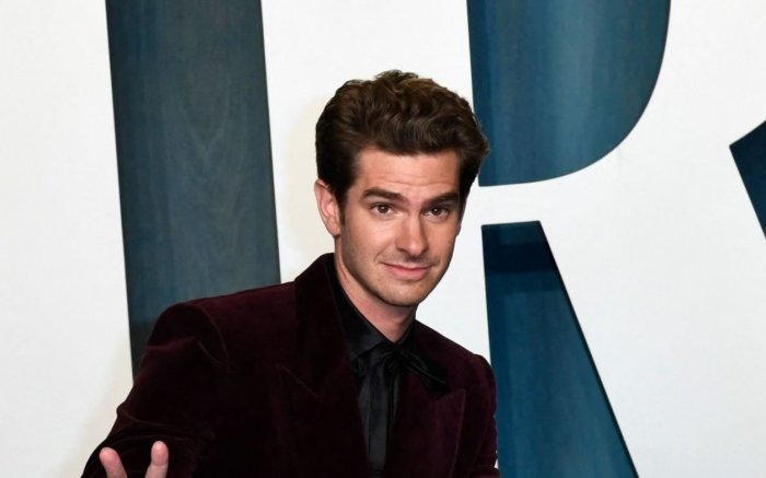 Andrew Garfield spiega una foto diventata virale: "Stavo mandando messaggi durante gli Oscar"